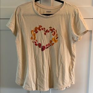Old Navy cream colored Tee with Leaf Heart Design